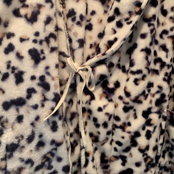 SOMA short plush robe - small/medium - Picture 3 of 7